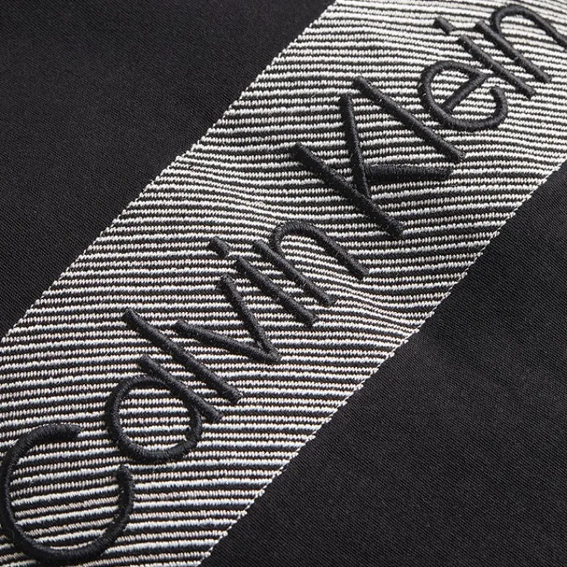 Online Calvin Klein Herre T-shirt med tekstur broderi CK Sort